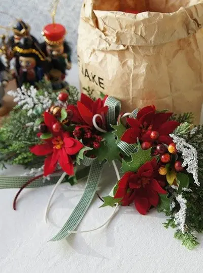 크리스마스 분위기가 나는 포인세티아 가렌더 리스 대표 이미지