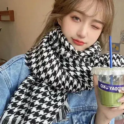 크래식 느낌 코디하기 쉬운 여성 겨울 용품 머플러 대표 이미지